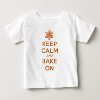 Behalten Sie Ruhe und backen Sie an Baby T-shirt