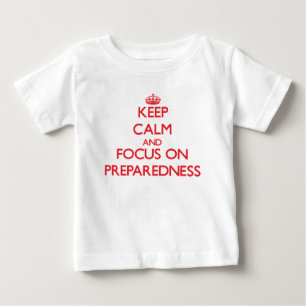 Behalten Sie Ruhe und Fokus auf Bereitschaft Baby T-shirt