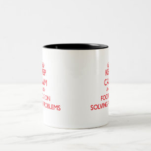 Behalten Sie Ruhe und Fokus auf dem Lösen von Zweifarbige Tasse