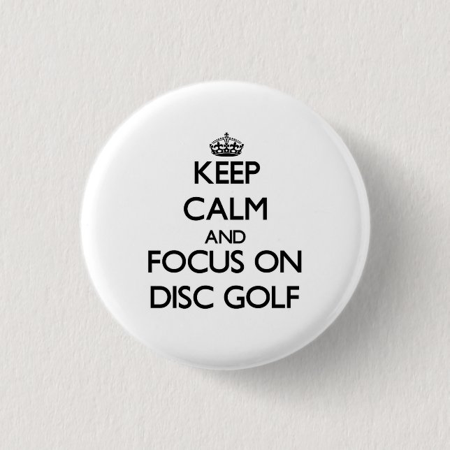 Behalten Sie Ruhe und Fokus auf Disc-Golf Button (Vorderseite)