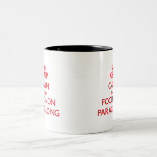 Behalten Sie Ruhe und Fokus auf Gleitschirmfliegen Zweifarbige Tasse