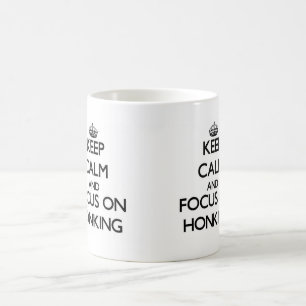 Behalten Sie Ruhe und Fokus auf Honking Tasse