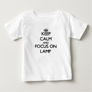 Behalten Sie Ruhe und Fokus auf Lampe Baby T-shirt