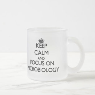 Behalten Sie Ruhe und Fokus auf Mikrobiologie Mattglastasse