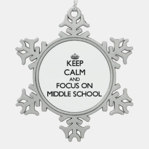 Behalten Sie Ruhe und Fokus auf mittlerer Schule Schneeflocken Zinn-Ornament