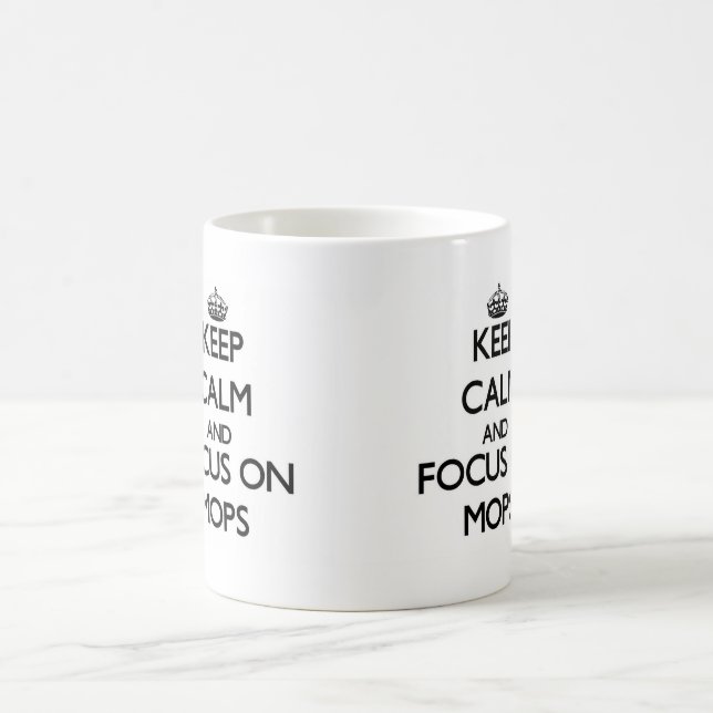 Behalten Sie Ruhe und Fokus auf Mops Tasse (Mittel)