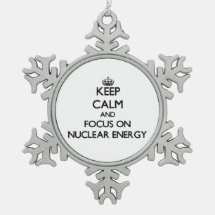 Behalten Sie Ruhe und Fokus auf nuklearer Energie Schneeflocken Zinn-Ornament
