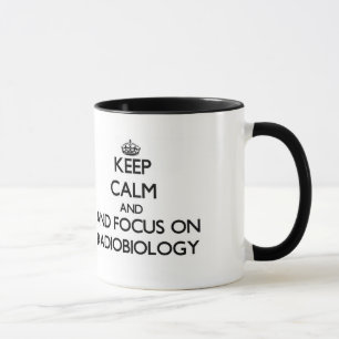 Behalten Sie Ruhe und Fokus auf Radiobiology Tasse