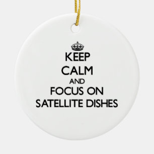 Behalten Sie Ruhe und Fokus auf SatellitenGeschirr Keramikornament