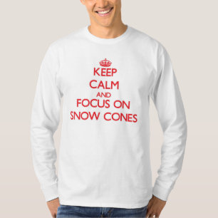 Behalten Sie Ruhe und Fokus auf Schnee-Kegeln T-Shirt