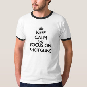 Behalten Sie Ruhe und Fokus auf Schrotflinten T-Shirt