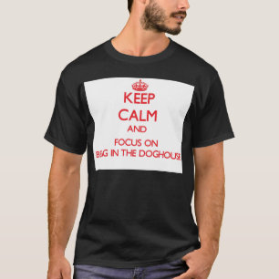 Behalten Sie Ruhe und Fokus auf Sein im Doghouse T-Shirt
