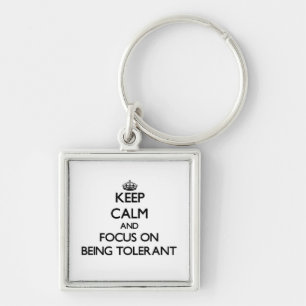 Behalten Sie Ruhe und Fokus auf Sein tolerant Schlüsselanhänger