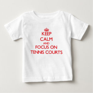 Behalten Sie Ruhe und Fokus auf Tennis-Gerichten Baby T-shirt