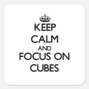 Behalten Sie Ruhe und Fokus auf Würfeln Quadratischer Aufkleber