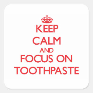 Behalten Sie Ruhe und Fokus auf Zahnpasta Quadratischer Aufkleber