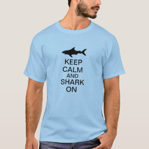 Behalten Sie Ruhe und Haifisch an T-Shirt