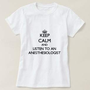 Behalten Sie Ruhe und hören Sie zu einem T-Shirt