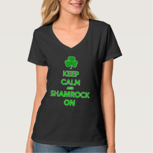 Behalten Sie Ruhe und Kleeblatt auf T - Shirt