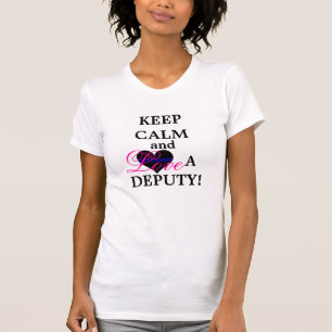 Behalten Sie Ruhe und Liebe ein Abgeordneter T-Shirt