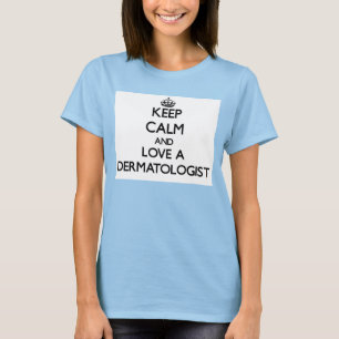 Behalten Sie Ruhe und Liebe ein Dermatologe T-Shirt