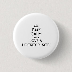 Behalten Sie Ruhe und Liebe ein Hockey-Spieler Button