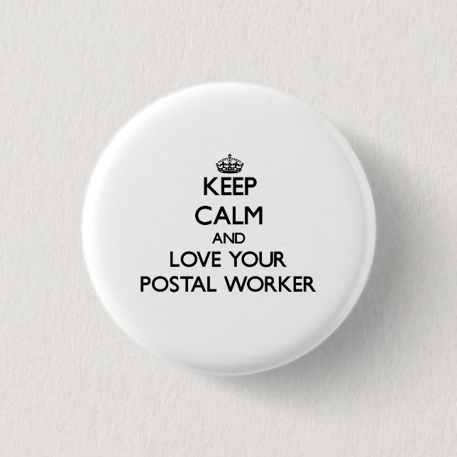 Behalten Sie Ruhe und Liebe Ihre Postarbeitskraft Button (Vorderseite)