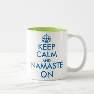 Behalten Sie Ruhe und Namasté auf Zweifarbige Tasse