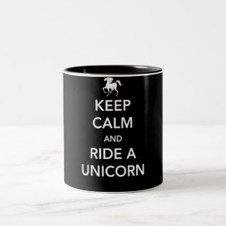 Behalten Sie Ruhe und reiten Sie einen Unicorn Zweifarbige Tasse