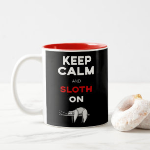 Behalten Sie Ruhe und Sloth an. Zweifarbige Tasse