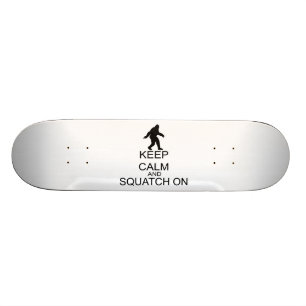 Behalten Sie Ruhe und Squatch an Skateboard