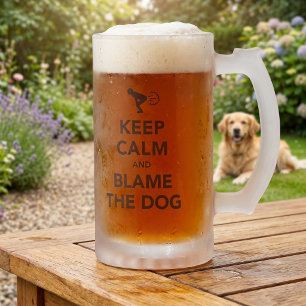 Behalten Sie Ruhe und tadeln Sie den Hund Mattglas Bierglas