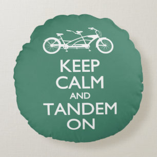 Behalten Sie Ruhe und Tandem an Rundes Kissen
