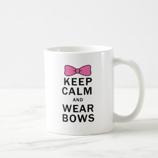 Behalten Sie Ruhe und tragen Sie Bögen Tasse