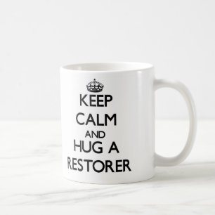 Behalten Sie Ruhe und umarmen Sie ein Kaffeetasse