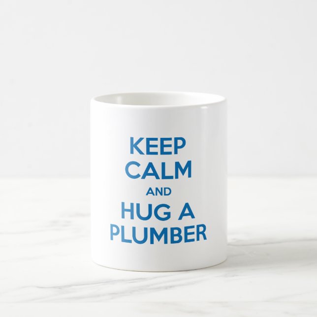 Behalten Sie Ruhe und umarmen Sie eine Tasse (Mittel)