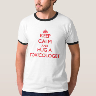Behalten Sie Ruhe und umarmen Sie einen T-Shirt