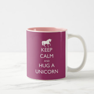 Behalten Sie Ruhe und umarmen Sie einen Unicorn Zweifarbige Tasse