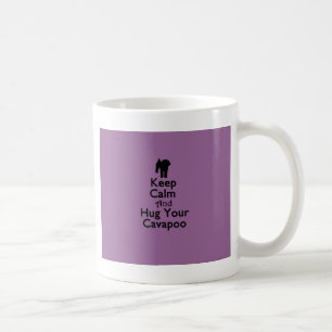 Behalten Sie Ruhe und umarmen Sie Ihr Cavapoo Kaffeetasse