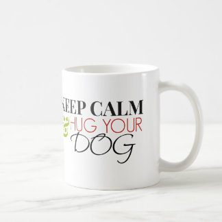 Behalten Sie Ruhe und umarmen Sie Ihren Hund Kaffeetasse