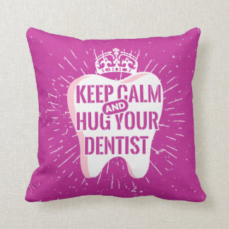 Behalten Sie Ruhe und umarmen Sie Ihren Zahnarzt Kissen