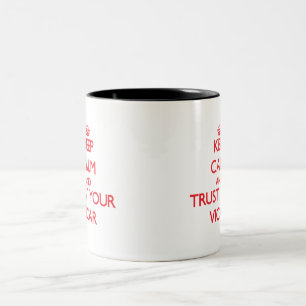 Behalten Sie Ruhe und vertrauen Sie Ihrem Vicar Zweifarbige Tasse