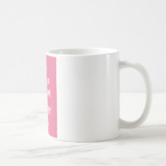 Behalten Sie ruhig und tragen Sie On_MUG_PINK Kaffeetasse