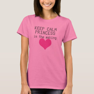 Behalten Sie ruhige Prinzessin im machenden T-Shirt