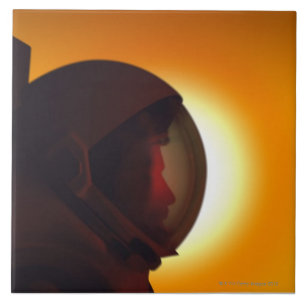 Behelmter Astronaut gegen den Sun Fliese