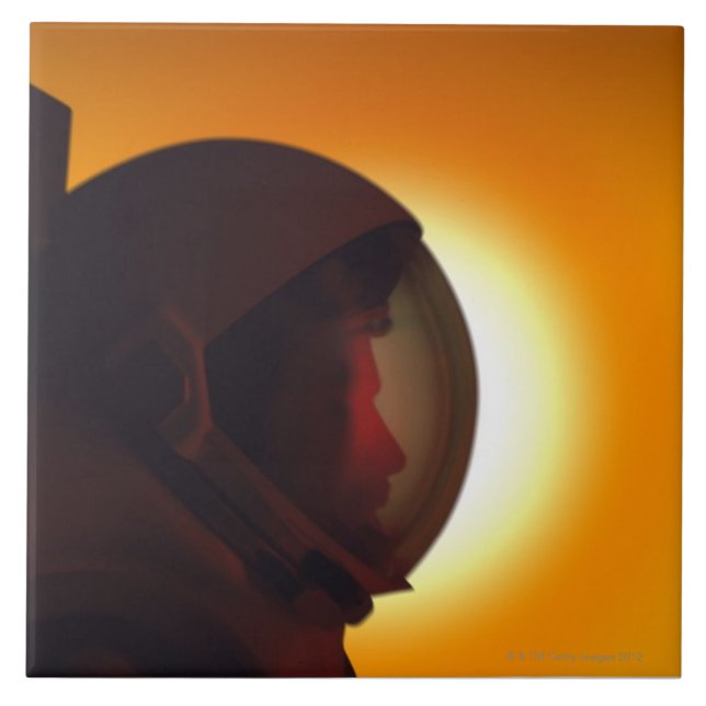 Behelmter Astronaut gegen den Sun Fliese (Vorderseite)