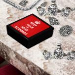 Behieltest von RUHE- und WEAR-DIAMONDS Geschenkbox<br><div class="desc">BEHALT CALM AND...  sehen Sie passende Teller,  Tasse,  Schmuckkasten,  Einkaufstüte und Schürze mit jeweils einer einzigartigen Drehung zum allgegenwärtigen Angebot oder Sie bevorzugen das Original-Angebot oder für noch mehr Spaß machen sich selbst zu einem einzigartigen Geschenk zu machen!</div>