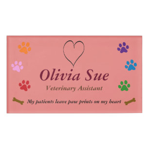 Behilfliche Veterinärtatze druckt auf meinem Namenschild