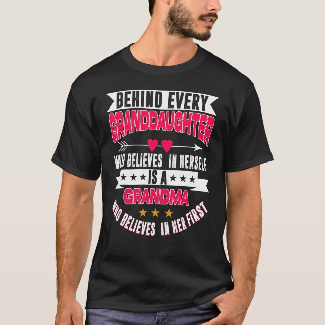 Behind Every Granddaughter Who Believes In Herself T-Shirt (Vorderseite)