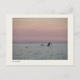 BEI DÄMMERUNG — Boote auf einem ruhigen Meer Fotog Postkarte